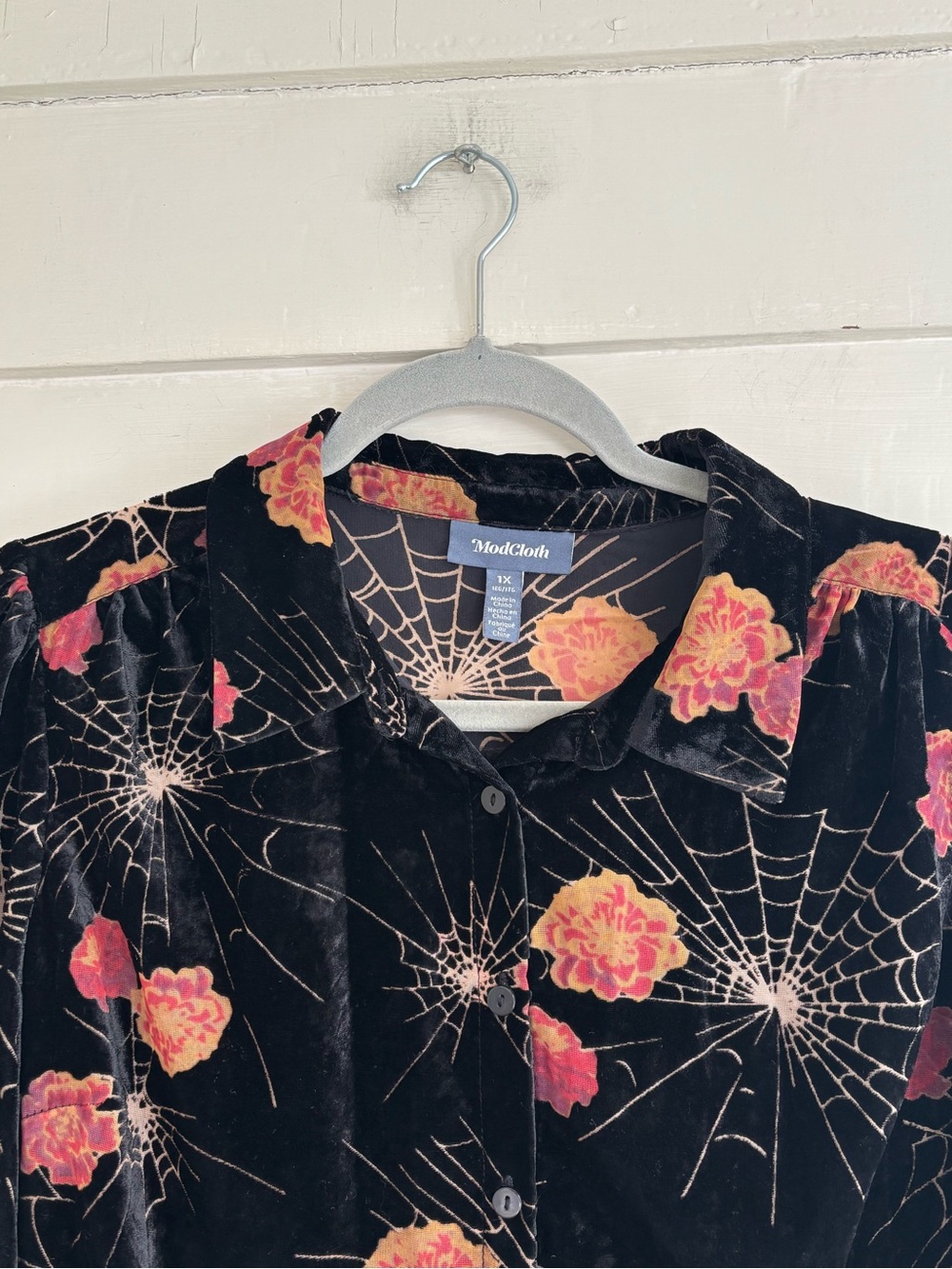 Modcloth Black Velvet Burnout Floral and Spiderweb Button Down Top Women’s 1X - Picture 4 of 16